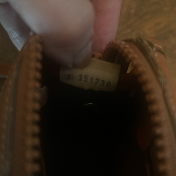 Dooney & Bourke All Weather Leather Vintage Dover Shoulderbag/Crossbody - Picture 11 of 16